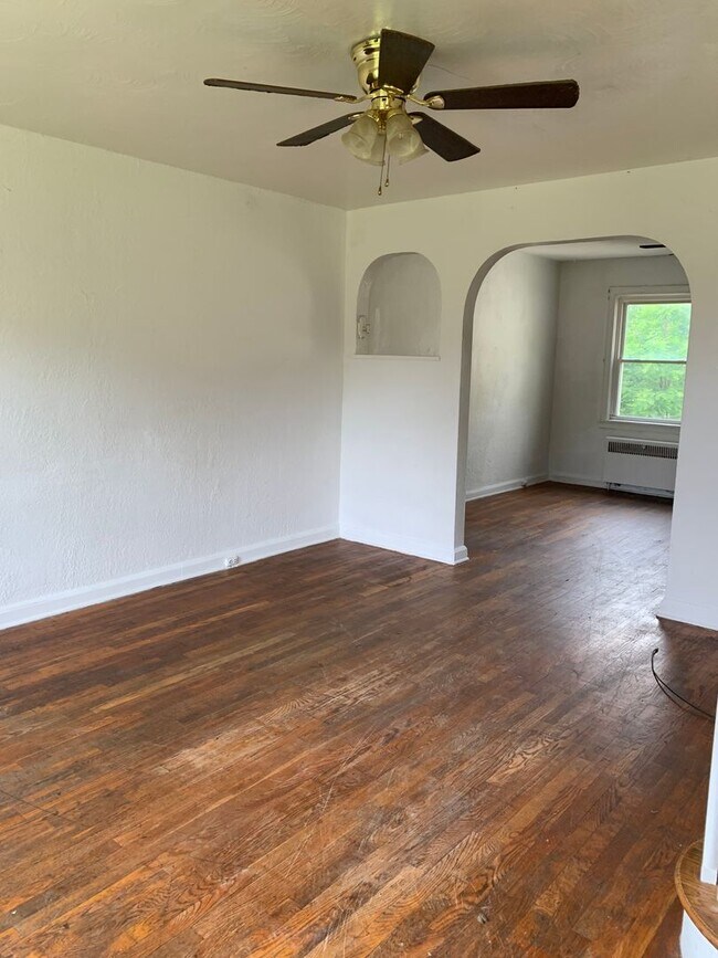 Building Photo - 3265 Sunset Blvd