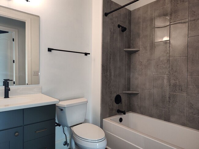 Building Photo - Move-in Ready Condo Located in The Art Dis...