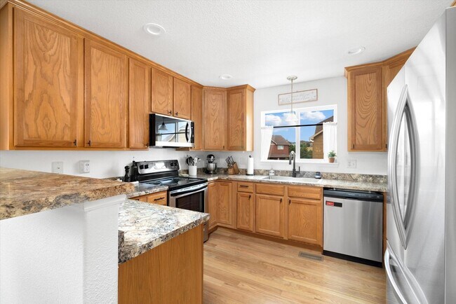 Building Photo - 3 Bed 3 Bath Castle Rock Townhome!