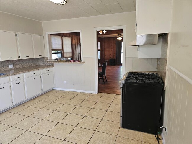 Building Photo - 503 W 12th St