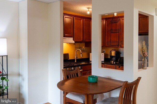 Building Photo - 1225 Martha Custis Dr