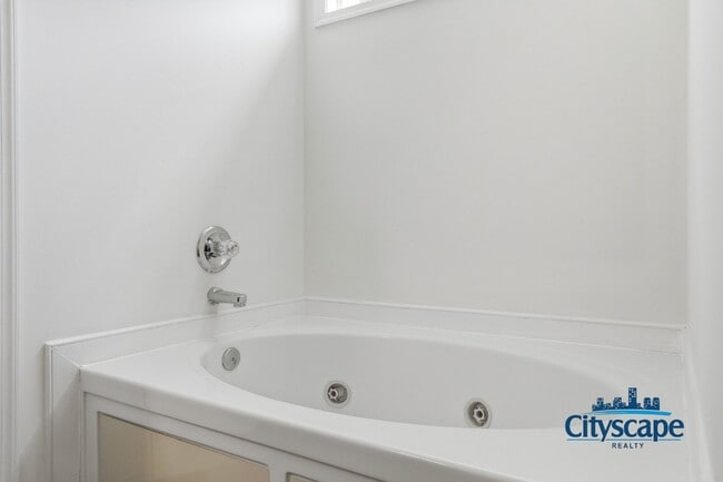 Building Photo - NEWLY RENOVATED 4 BEDROOM ASHBROOK HOME