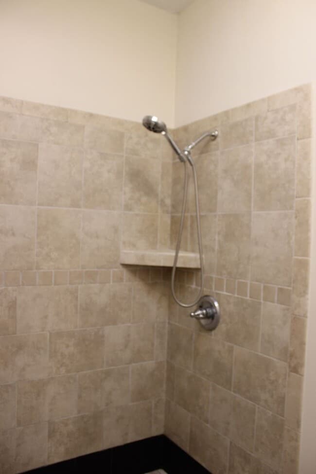 Building Photo - 4 Bedroom/2 Bath/2 Car Garage