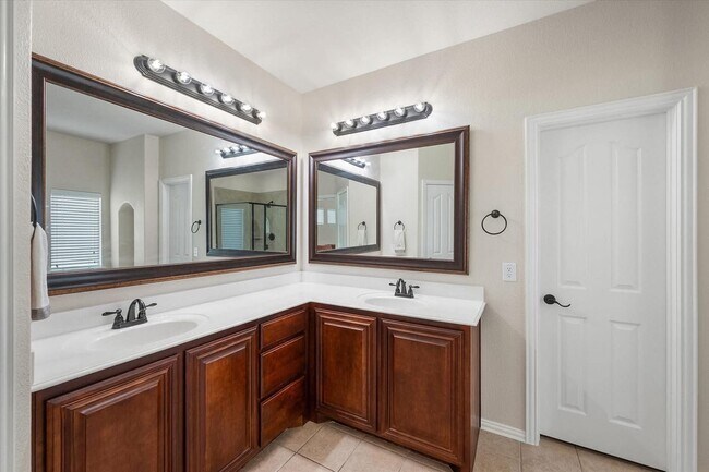 Building Photo - 1202 Killian Dr
