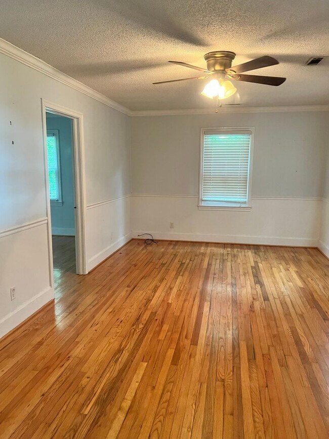 Building Photo - Three Bedroom Two Bath House for Rent in F...