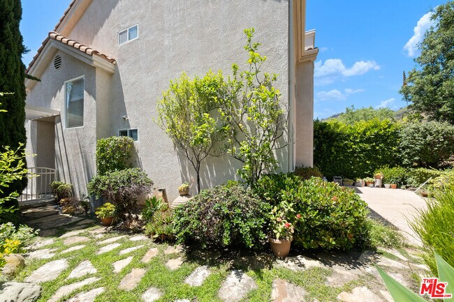 Building Photo - 682 Palisades Dr