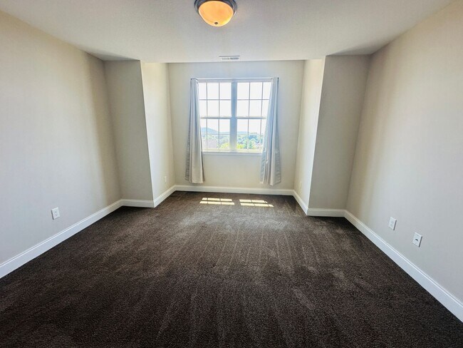 Building Photo - Incredible views 4 bed / 2.5 bath, master on main