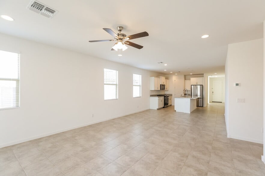 Building Photo - 17484 W Sunnyslope Ln