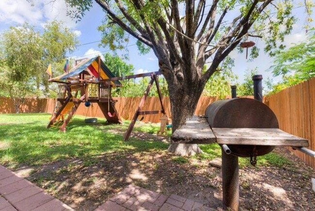 Building Photo - Cute & Convenient Home in Mission!
