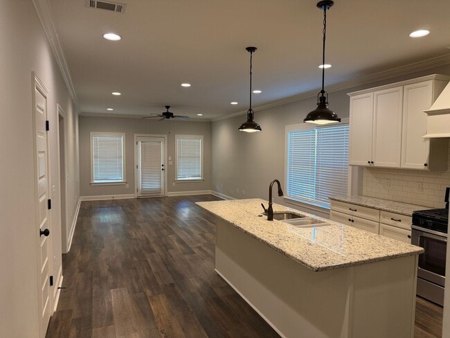 Building Photo - End Unit 3 Bedroom Townhome in Auburn