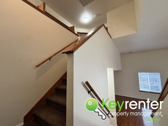 Building Photo - Spacious Northeast Tacoma 3 Bedroom 2.5 Bathroom Home for Rent in Secluded Neighborhood!