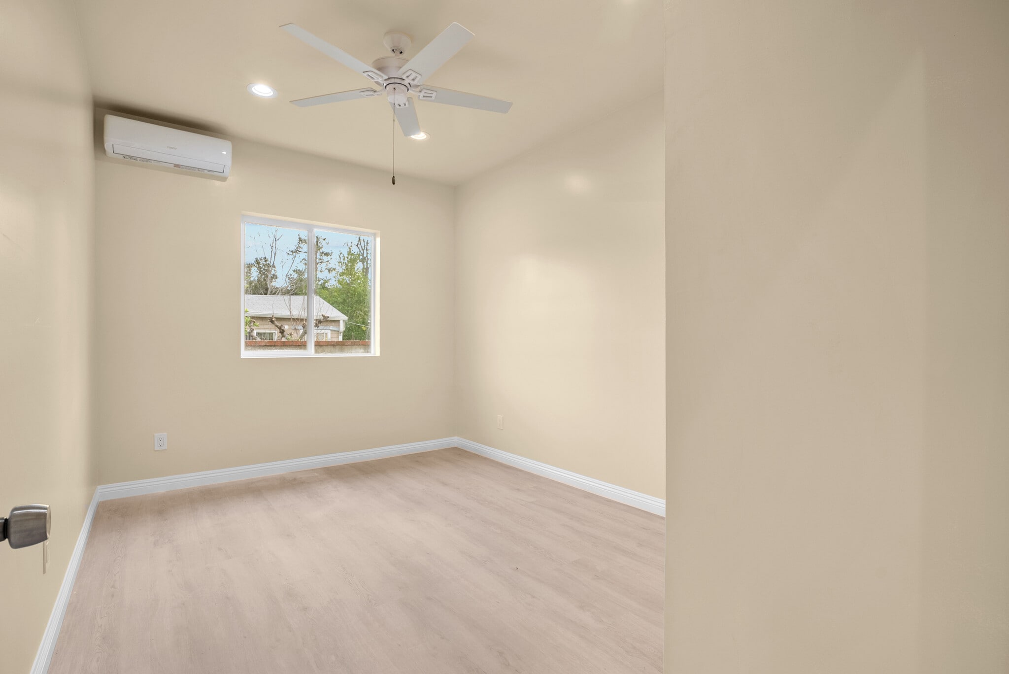 Building Photo - 146 S Parish Pl