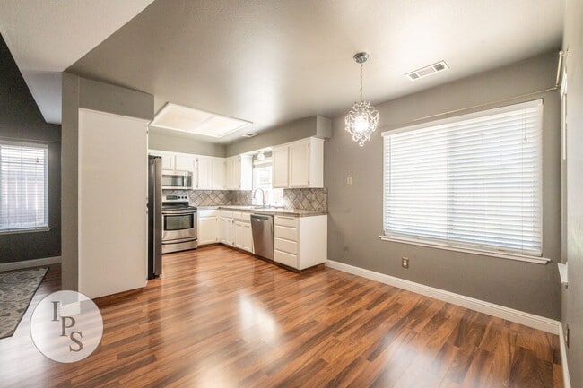 Building Photo - WoodWard Lake Home, 3BR/2.5BA, Built 1986 ...