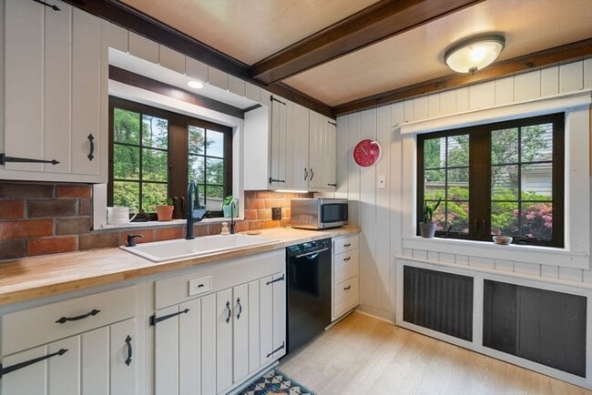 Building Photo - 31 Braeburn Rd