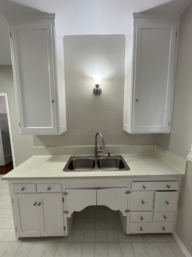 Building Photo - SPACIOUS 1 BEDROOM 1 BATH DOWNSTAIRS JUST ...