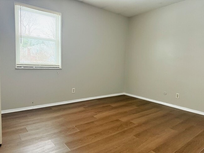 Building Photo - 700 Village Ln