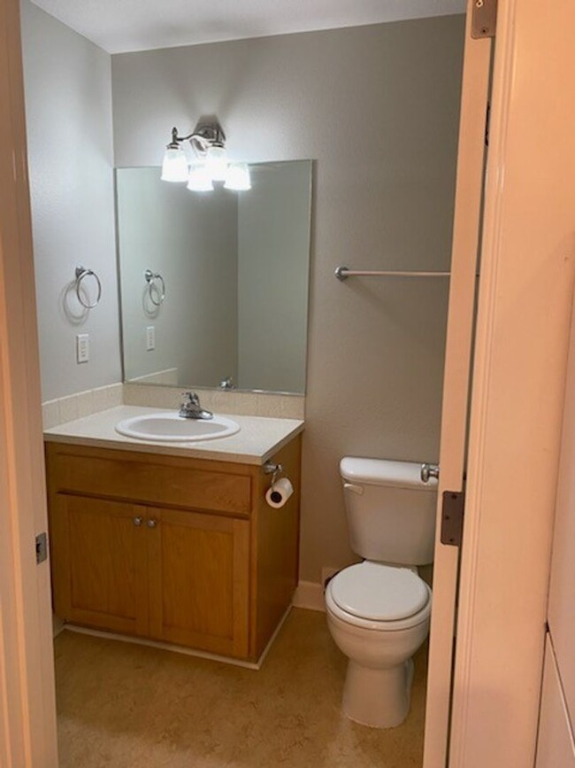 Building Photo - Light and bright one bedroom near PSU in S...