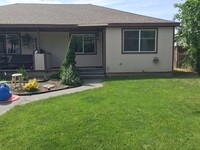 Building Photo - Tidy 2 bedroom 1 bath home with all applia...