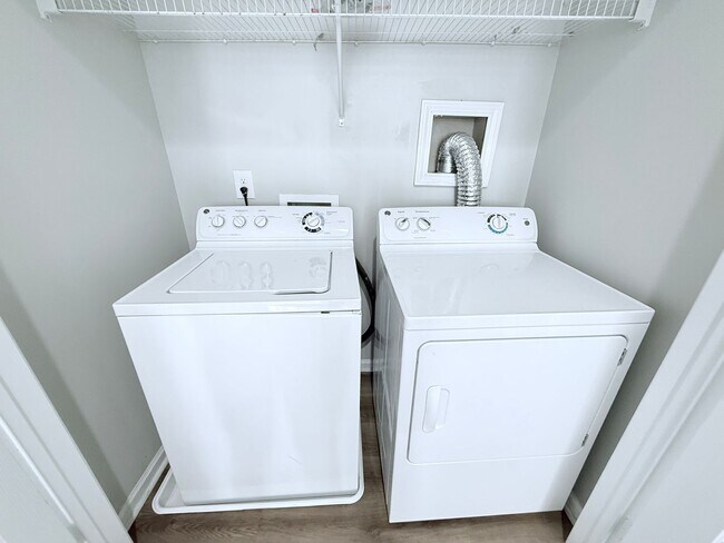 Building Photo - 4BD/4BA FURNISHED ROWANDALE UNIT