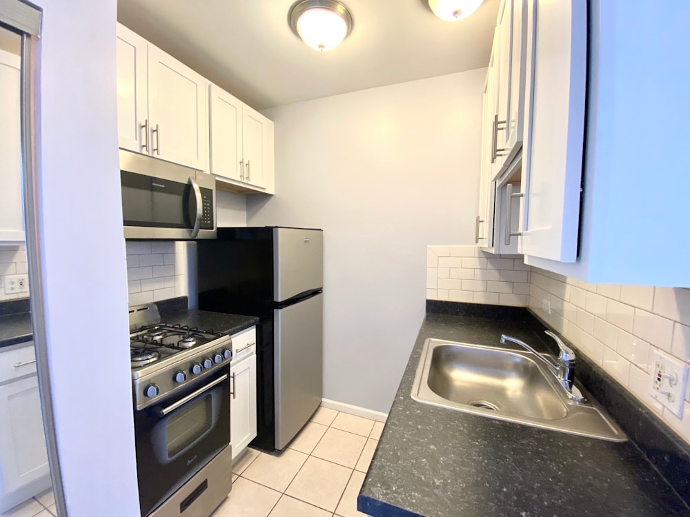 Building Photo - 4241 N Kenmore Ave