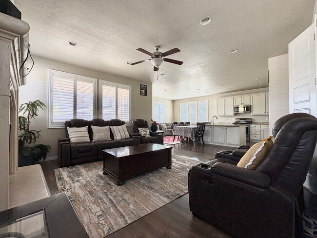 Building Photo - 3 Bed, 2.5 Bath Lakeview Home (Upper Unit) with Private Yard in Quiet Neighborhood!