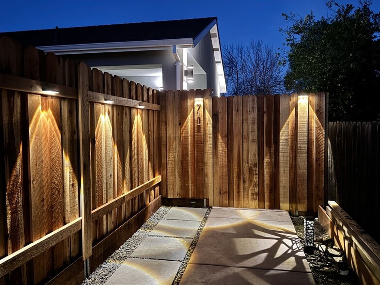 Entrance into yard from private courtyard - 711 N Hobson Ave