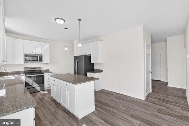 Building Photo - 100 Holiday Ct