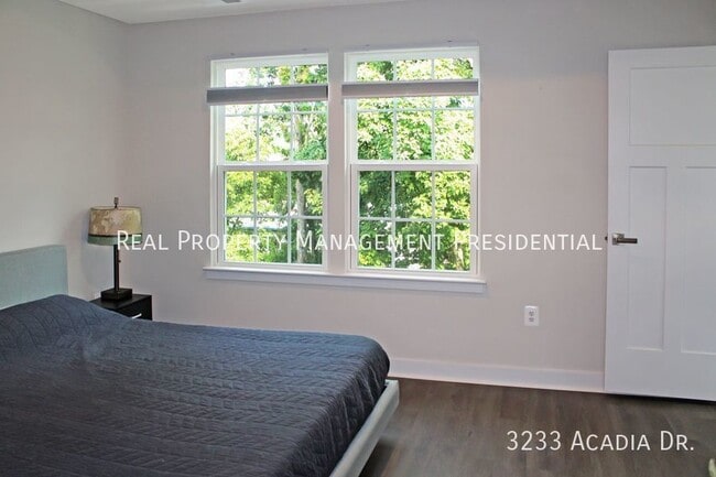 Building Photo - 3233 Acadia Dr