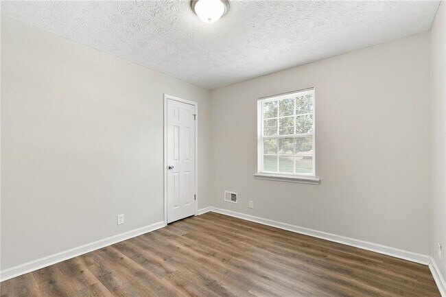Building Photo - 2741 Oxford Dr