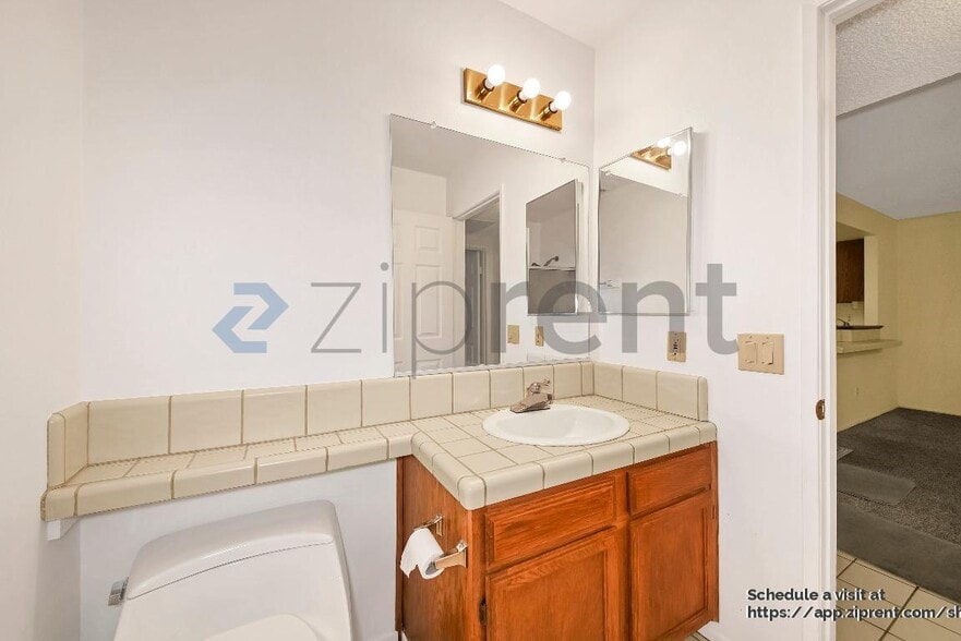 Building Photo - Unit
