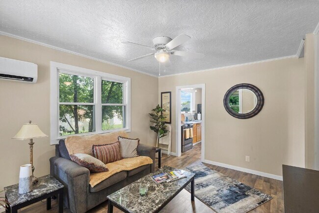 Building Photo - Sweet Cottage, minutes away from the University and Hospitals!