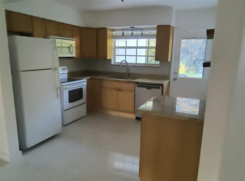 Building Photo - 4900 SW 28th Ter