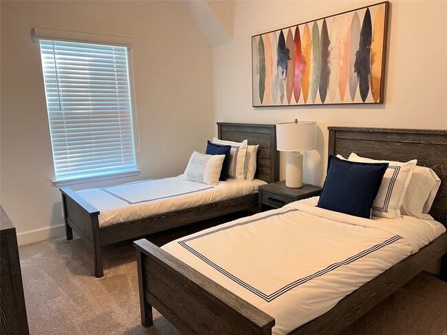 Building Photo - 176 Sweeping Valley Dr