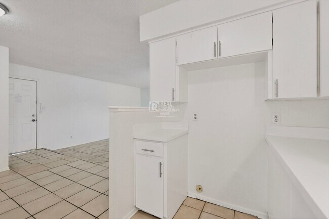 Building Photo - 6808 Trail Lake Dr