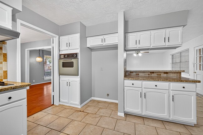 Building Photo - 9602 S Petersham Dr