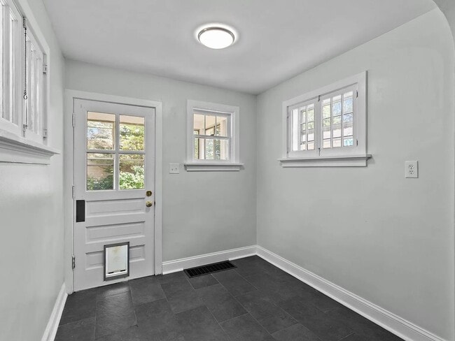 Building Photo - 2 bed 1 bath Maplewood home for Lease