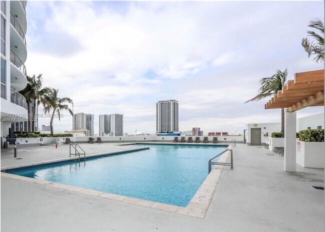 Building Photo - 1750 N Bayshore Dr