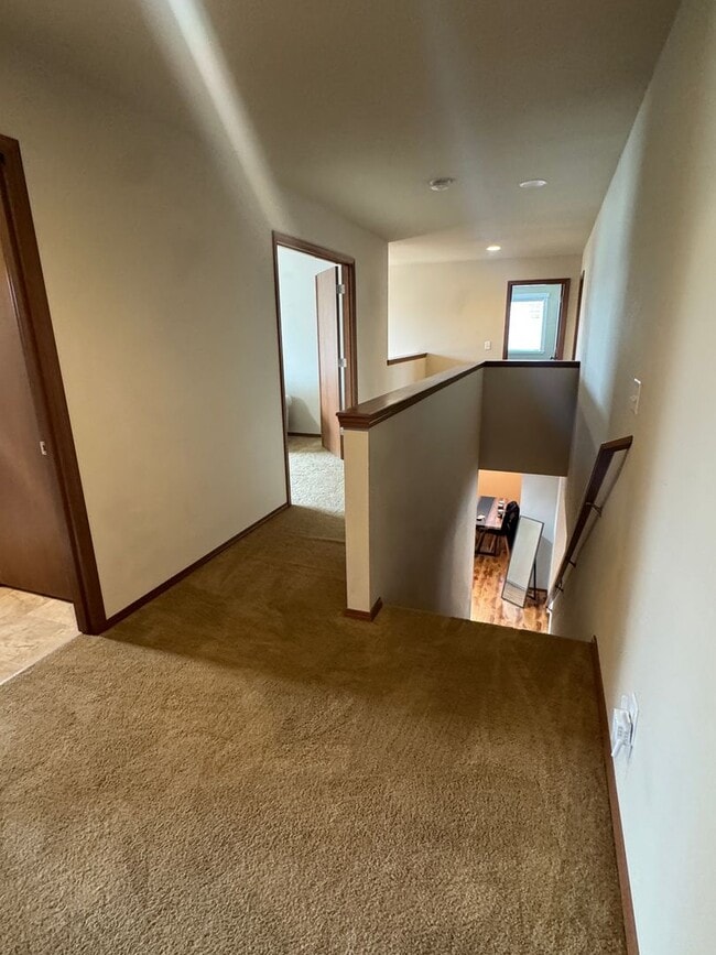 Building Photo - Spacious Vista View Home for Lease