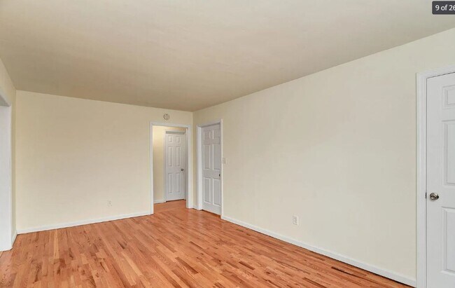 Building Photo - Renovated Apartment Available