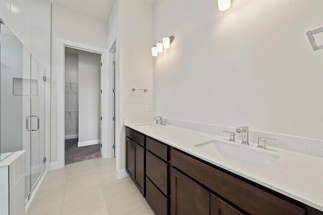 Building Photo - 818 SE Courances Dr