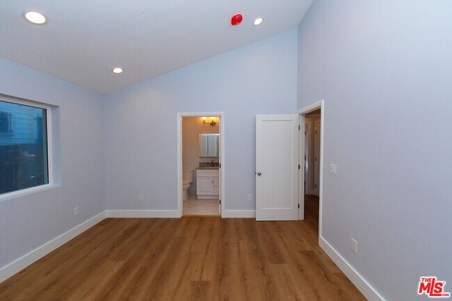 Building Photo - 2208 S Harcourt Ave