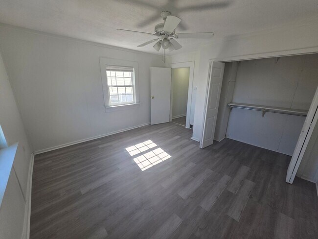 Building Photo - 47 Oakwood Ave