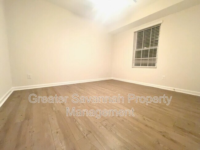 Building Photo - 402 E 3rd St