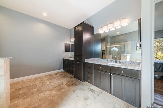 Building Photo - Charming Home Awaits: Spacious & Modern Living in a Prime Location