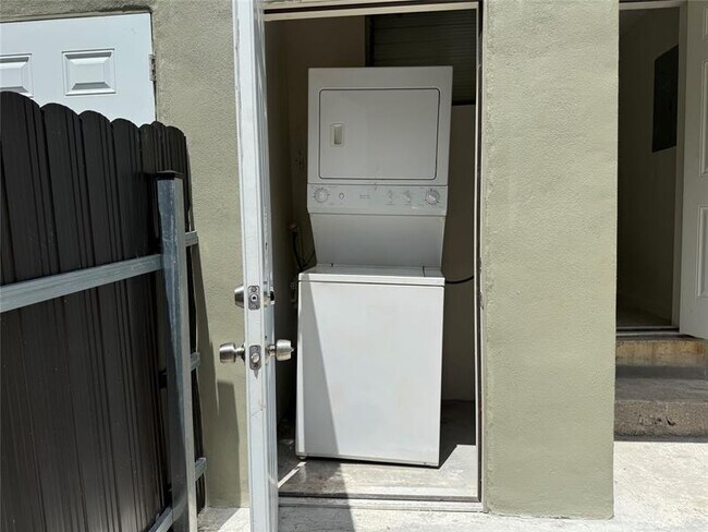 Building Photo - 2830 NW 15th Ct