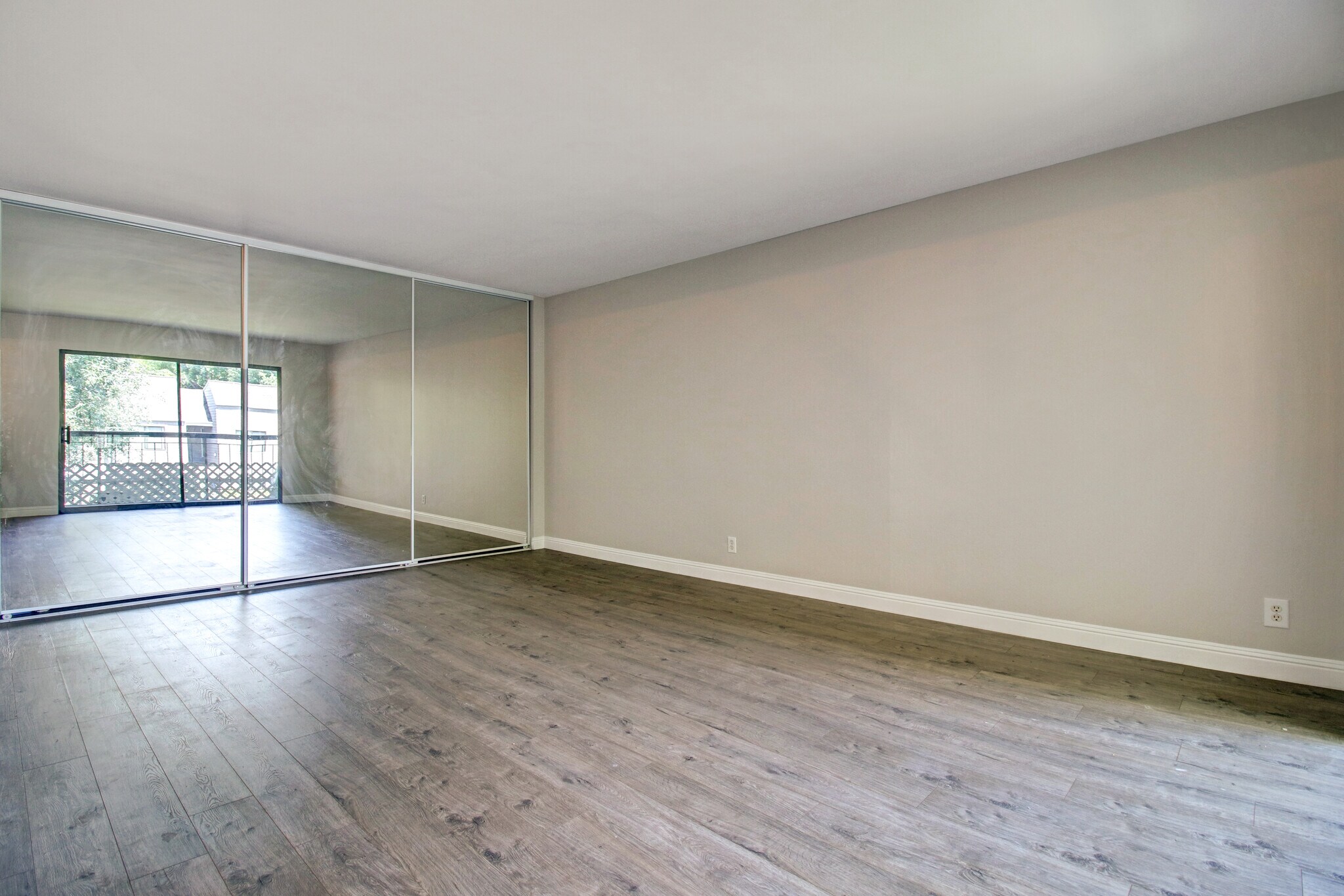 Building Photo - 480 N Civic Dr