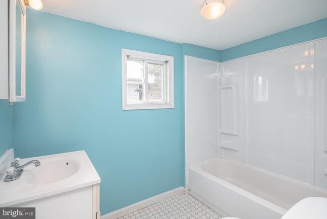 Building Photo - 2214 Latona St