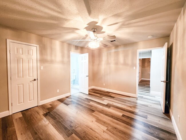 Building Photo - 9750 Hillis St