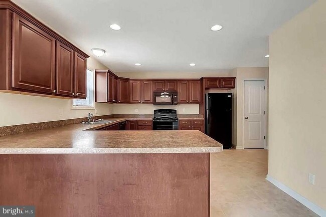 Building Photo - 180 Breezewood Dr