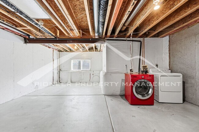 Building Photo - Spacious Townhouse with Central AC and Was...